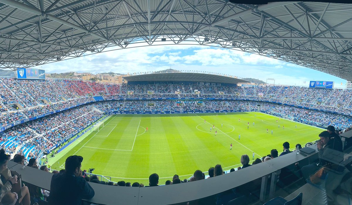 Ayer Riazor, hoy La Rosaleda y el Rico Pérez... estadios espectaculares con ambientes de otro nivel. 📸 @fjbautista