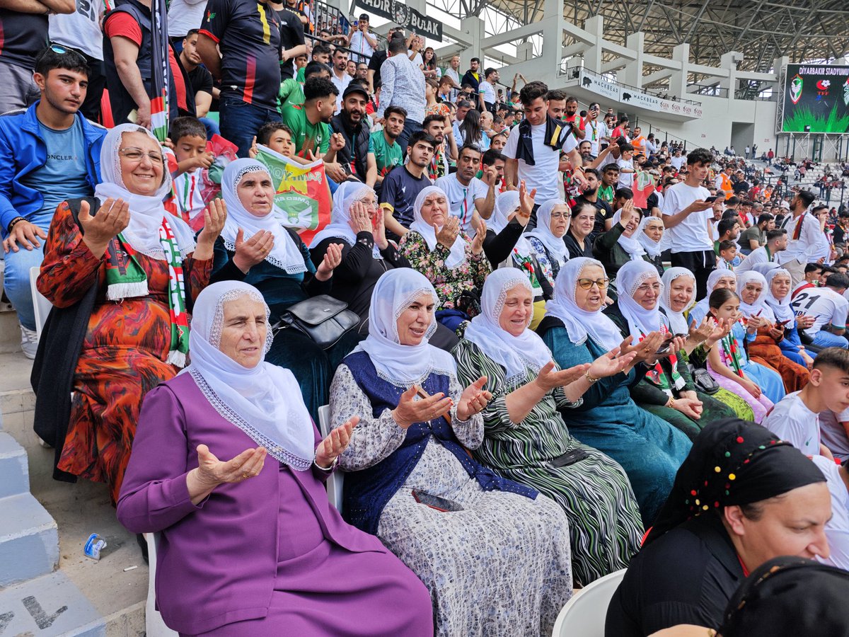 #ŞehmusÖzer için güldür yüzümüzü @amedskofficial başarılar diliyorum 💚❤️ #Amedspor şampiyon ol mesut et bizi 🫶