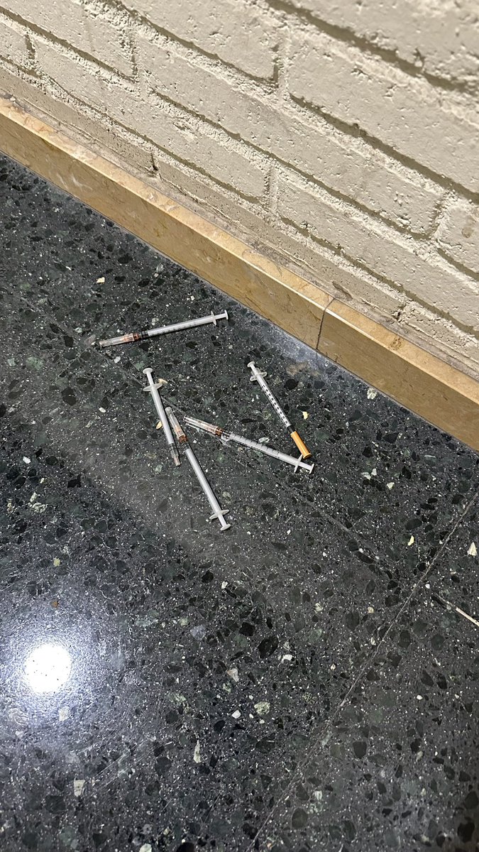 drvbcn1's tweet image. Regals que et trobes a la escala al #raval amb nens petits a l’escala….. pero bueno aixo ja pasaba als 80, no? …….