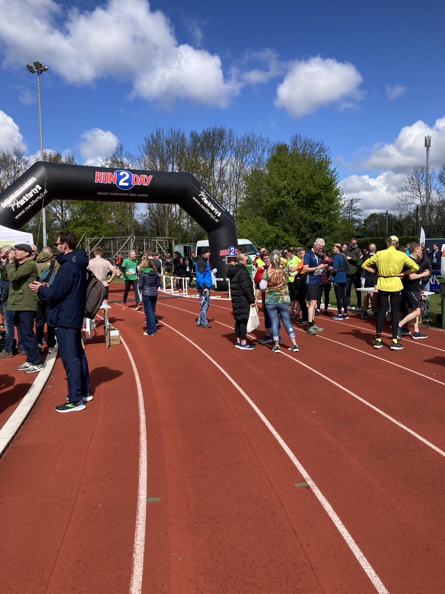Altijd sportieve dingen te doen in Velsen!Vandaag samen met ruim 500 deelnemers bij de Pim Mulier loop.Schitterend parcours van oa 10 kilometer met uitstekende begeleiding van de vele vrijwilligers.Complimenten voor Suomi, strak georganiseerd! En weer de snelste burgemeester!😉😄