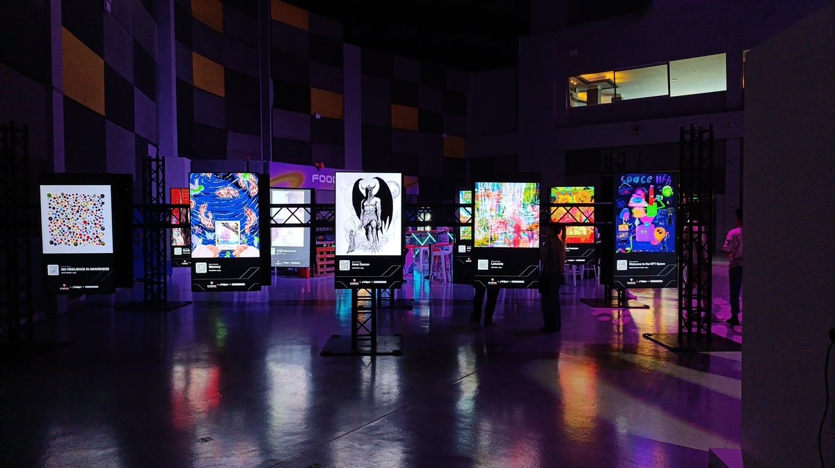 What you see here is the biggest digital art exhibition ever held in Dubai, featuring works of 420 artists from all over the world. This definitely doesn't get the attention it needs to. Kudos to @suparno67 and the team for this amazing work!