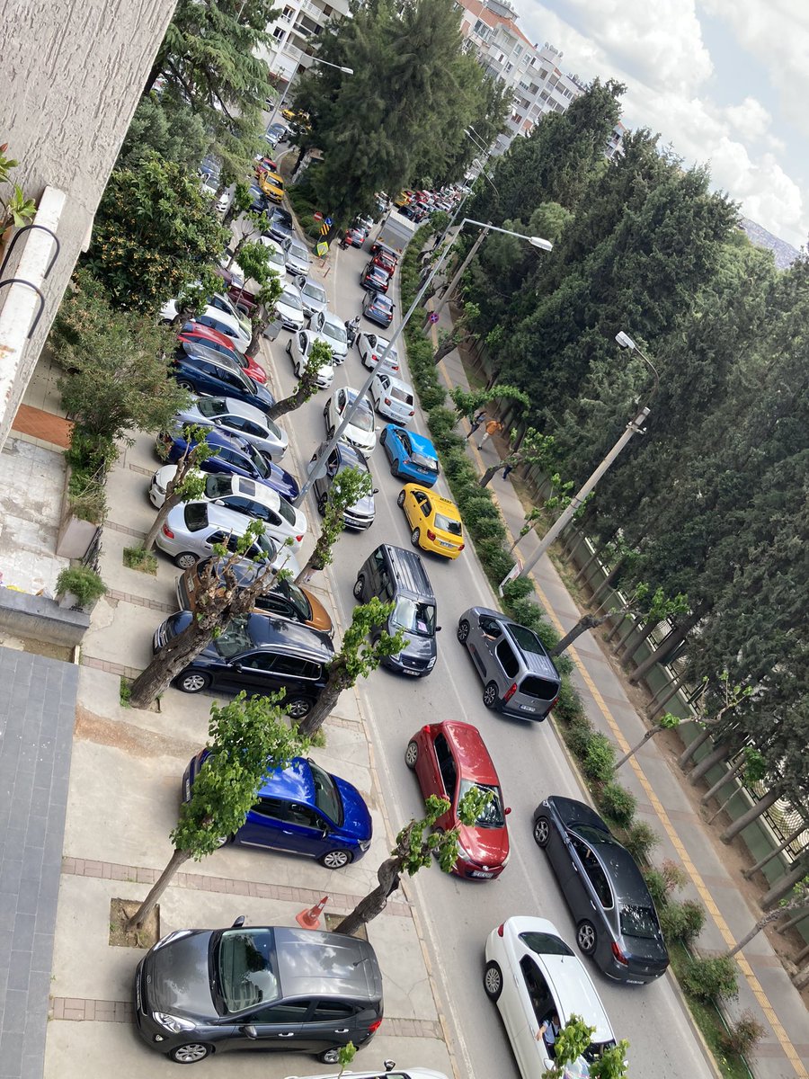 An itibari ile Mustafa Bey Caddesi/Alsancak…Hafta içi böyle olmaz😲