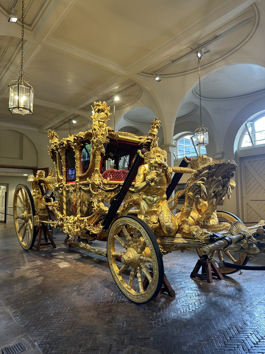 London avoiding the football &amp; Marathon. Took an opportunity whilst my youngest auditions to indulge in a bit of Royalty 👑 #travelagentonUktour