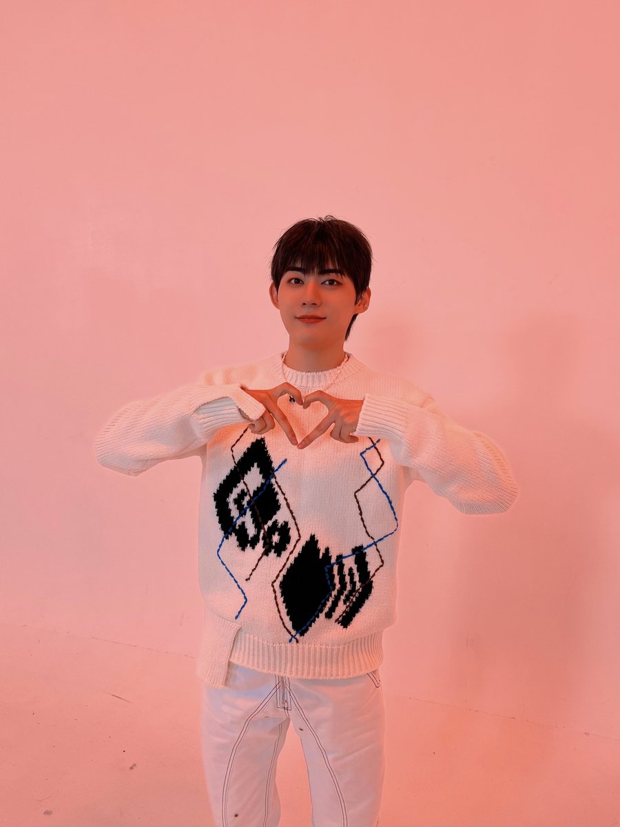 BXB_wolfburn's tweet photo. BXB #Behind ✈️

#BXB #비엑스비
#JIHUN #지훈 
#Airplane #에어플레인 
#wings https://t.co/D1q3VJ0GWH