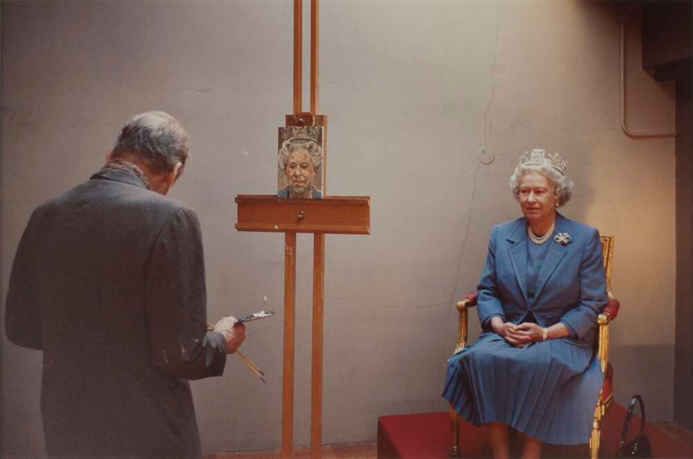 In 2001, #LucianFreud was asked to paint Queen Elizabeth II’s portrait. Originally, this was meant to take place in Freud’s London studio, but after it was discovered by the press, Freud met the Queen each day at St James’s Palace.