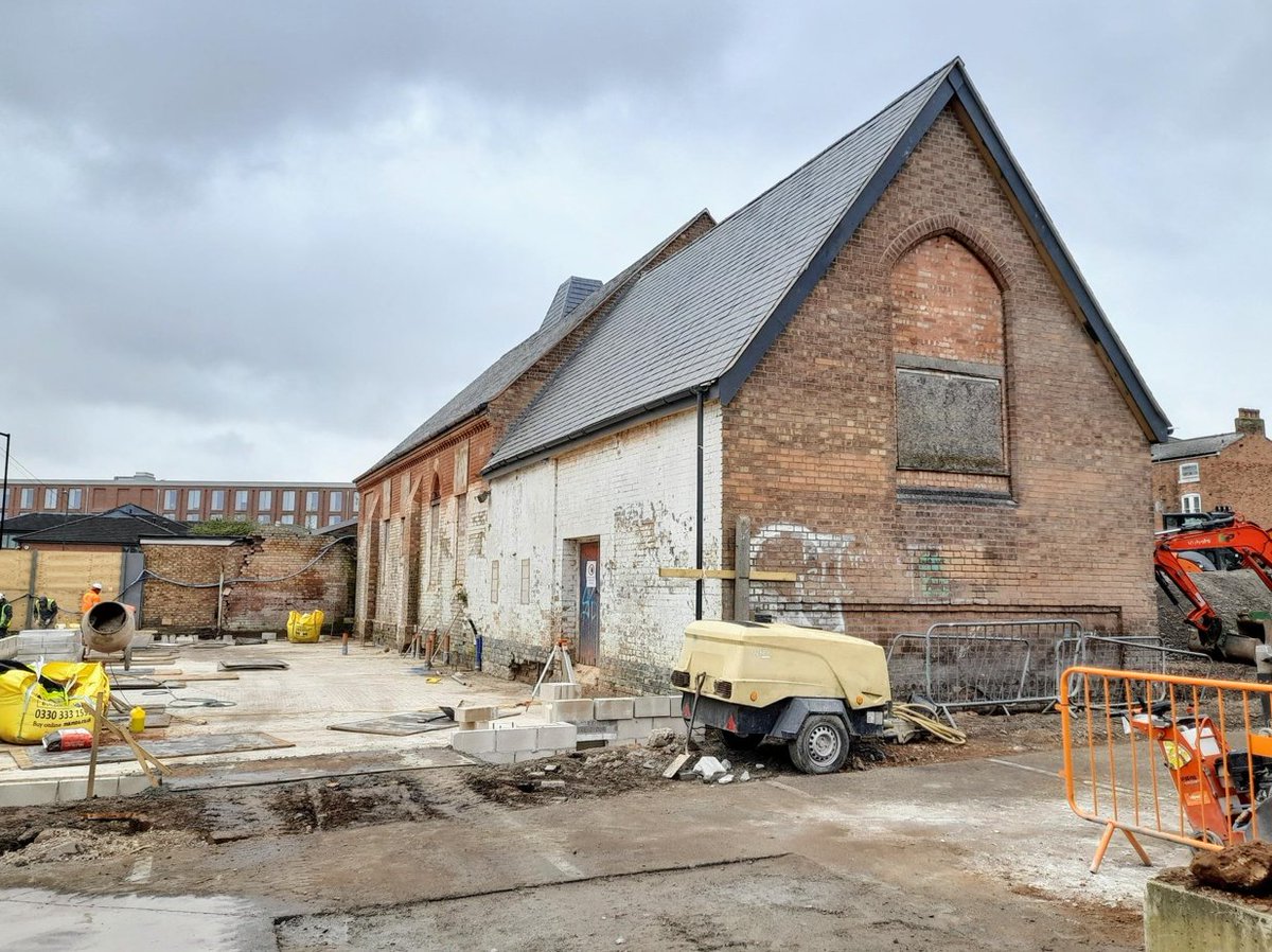 Warwick_DC's tweet photo. The transformation of Leamington continues!

The new roof is on the Old School House on Court Street, and the arches and brickwork detailing looks fantastic!

Learn more about the project at https://t.co/0mlrMUKEUq https://t.co/HhK2M54o5q
