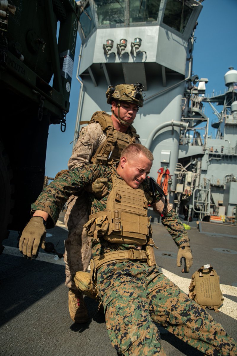 U.S. Marines assigned to Alpha Company, Battalion Landing Team 1/5, 15th Marine Expeditionary Unit, participate in a combat lifesaver course aboard the amphibious dock landing ship USS Harpers Ferry (LSD 49). 

#USMarines | #OperationalReadiness https://t.co/0MsJvTYJxu