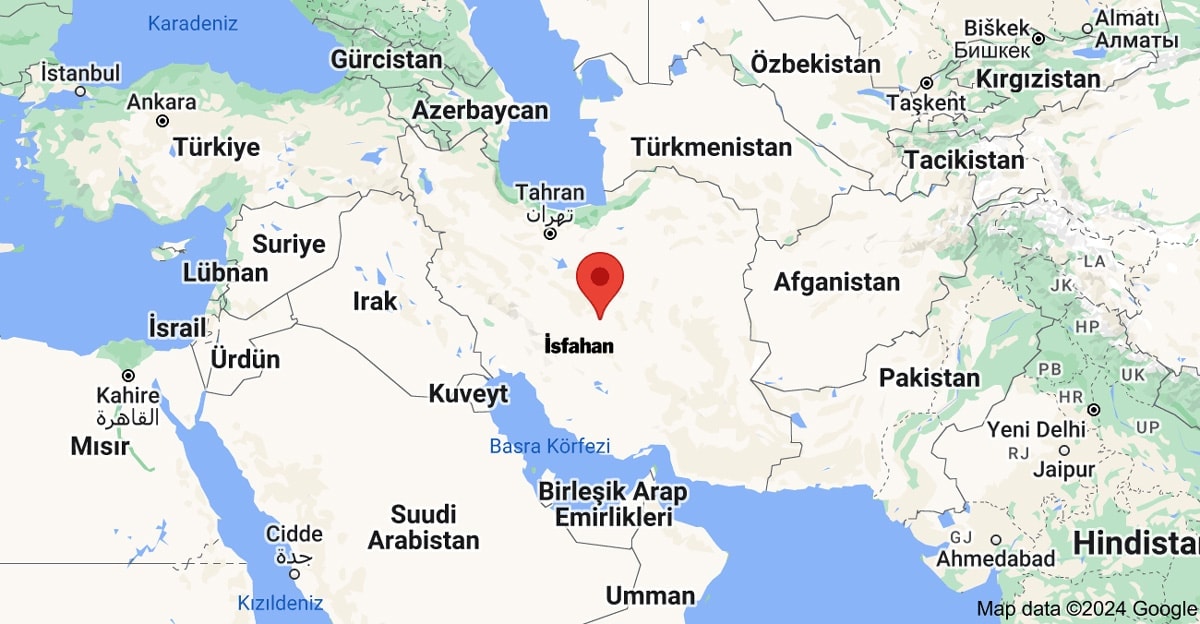 (3) sfahan, İran’ın nükleer programının beşiği olduğu için son derece stratejik bir nokta.

BBC'nin haber doğrulama ekibi BBC Verify, cuma günü İsfahan üzerinde çekilen uydu görüntülerinin analizini yaparak hava üssünde hasar olduğuna dair kanıtlar tespit etti.