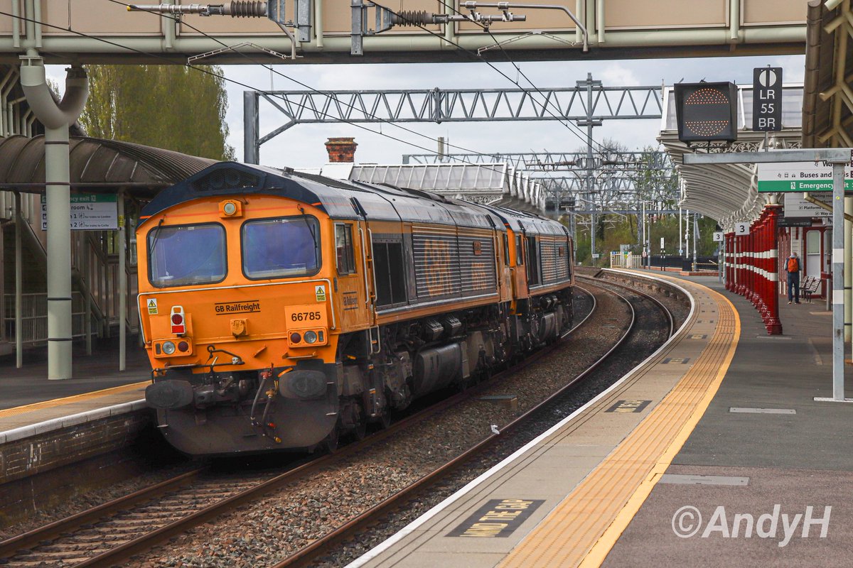 A pair of #GBRF 66/7s working light engine across to Peterborough yesterday afternoon, 0E74 from Wellingborough with 66766 'Gail Richardson' leading 66785 'John Ellis' through Kettering. #MML #ShedWatch 20/4/24