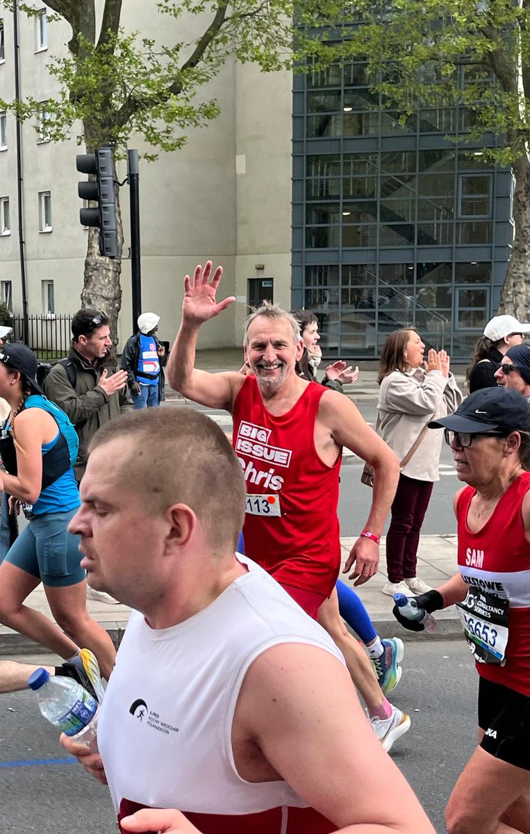 Christopher Eccleston is looking strong 7 miles into his @LondonMarathon race. 🏃‍♂️ “Knowing I’m raising money for Big Issue [helps] so much. That [spurs] me on. And so [does] wearing the Big Issue kit.” ❤️ Donate & comment below to show your support. ⬇️ 2024tcslondonmarathon.enthuse.com/pf/christopher…