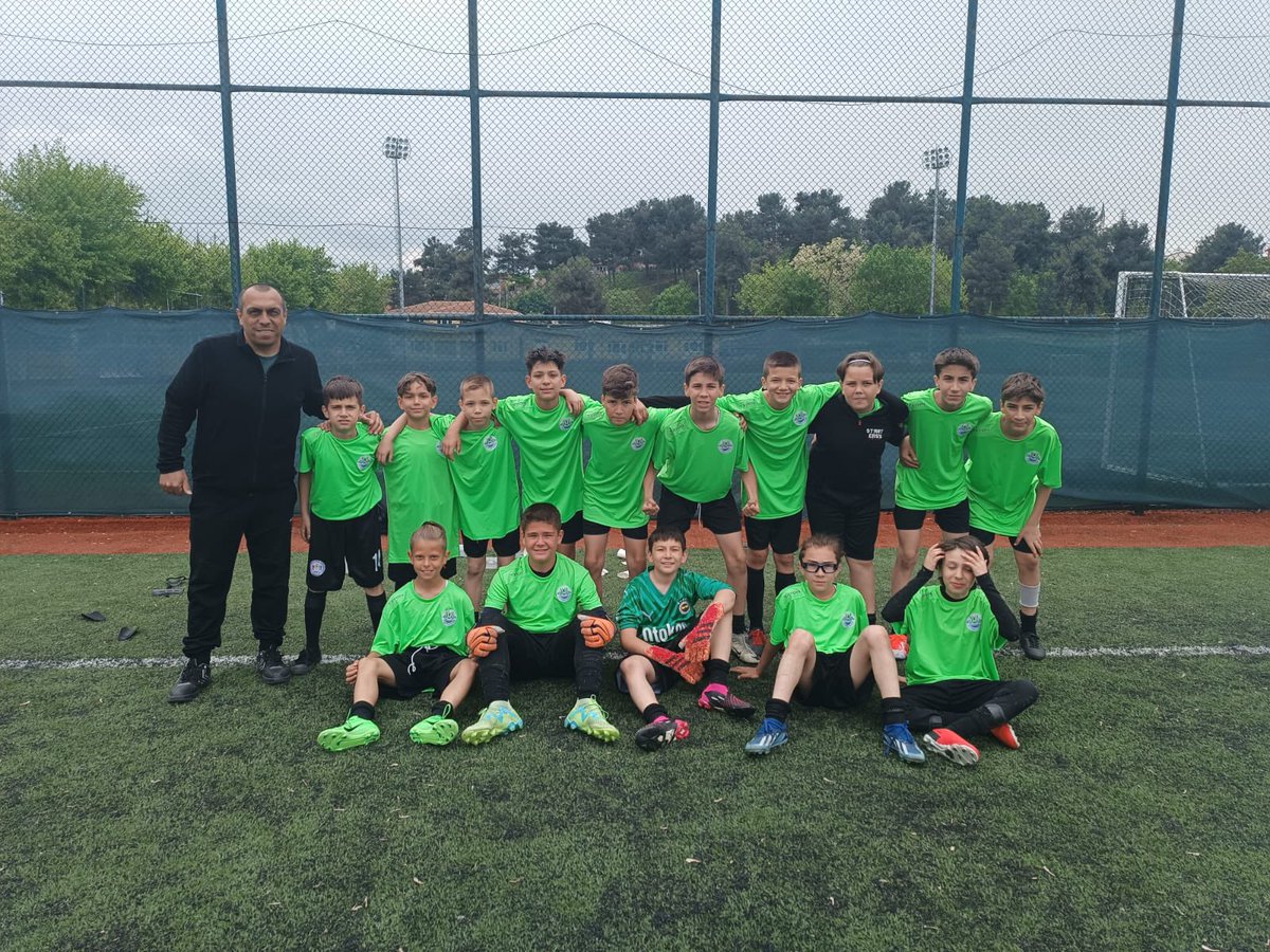 edirnegop's tweet photo. Küçükler mahalli futbol maçında, okulumuz futbol takımı, Hacıilbey ortaokulunu yenerek il finaline çıkmıştır.
Beden Eğitimi öğretmenimizi ve öğrencilerimizi tebrik ederiz.
@Edirne_MEM 
@Dr_Onderarpaci https://t.co/Af5enggICx
