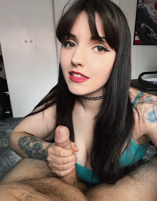 Are there any more cocks out there I can suck? https://t.co/K61wFpEz3F