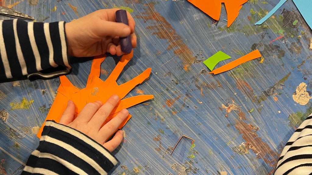 Looking for something to do this afternoon? ☀️ Come along to family Sunday, our free creative workshop taking place from 3-4pm in the River Room Find out more here: glucksman.org/events/familys…