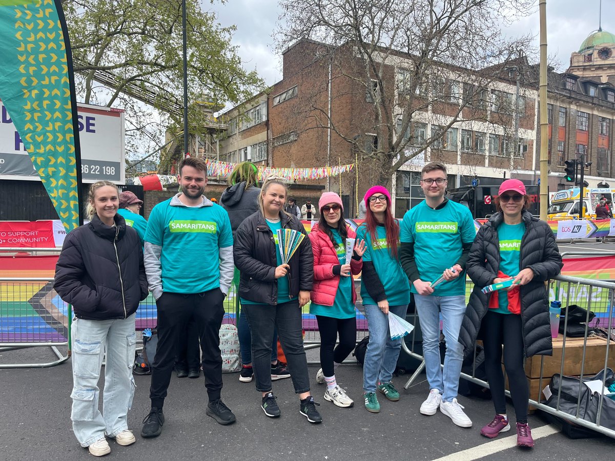 The Enthuse team is down at Rainbow Row today cheering on the @LondonMarathon Charity of the Year, @samaritans! 💚 #LondonMarathon #TeamSamaritans