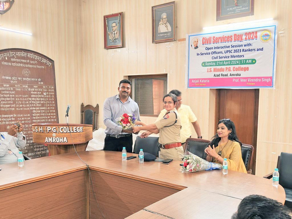 AnjaliKataria19's tweet image. आज #CivilServicesDay के अवसर पर #UPSC2023 मे रैंक पाए DSP श्री अंतरिक्ष कुमार को सम्मानित किया और अभ्यर्थियों का मार्गदर्शन भी किया👇🏼
जे०एस० हिंदू डिग्री कॉलेज, अमरोहा के सहयोग से हमारे क्षेत्र के अभ्यर्थियों के लिए निशुल्क स्टडी सर्कल का आयोजन भी किया जाएगा
#UPSC2024 #UPPolice