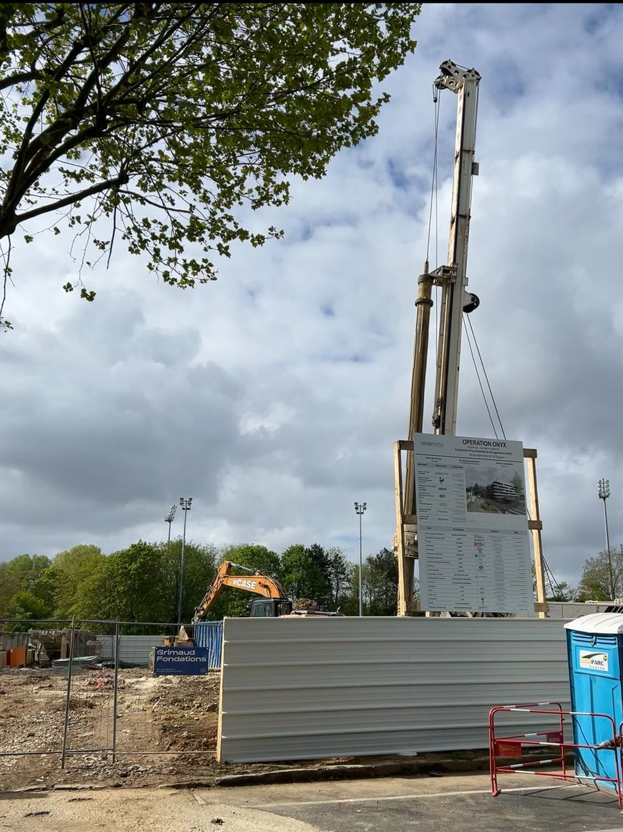 Construction d’un immeuble sur la plaine des sports de Bagneux. Sur Bagneux on construit encore sur de la pleine terre quitte à détruire des parcs ! #Bagneux #AuxAbresCitoyens #Climat #ecocide #ecologie #GrandParis #Pollution #Hautsdeseine