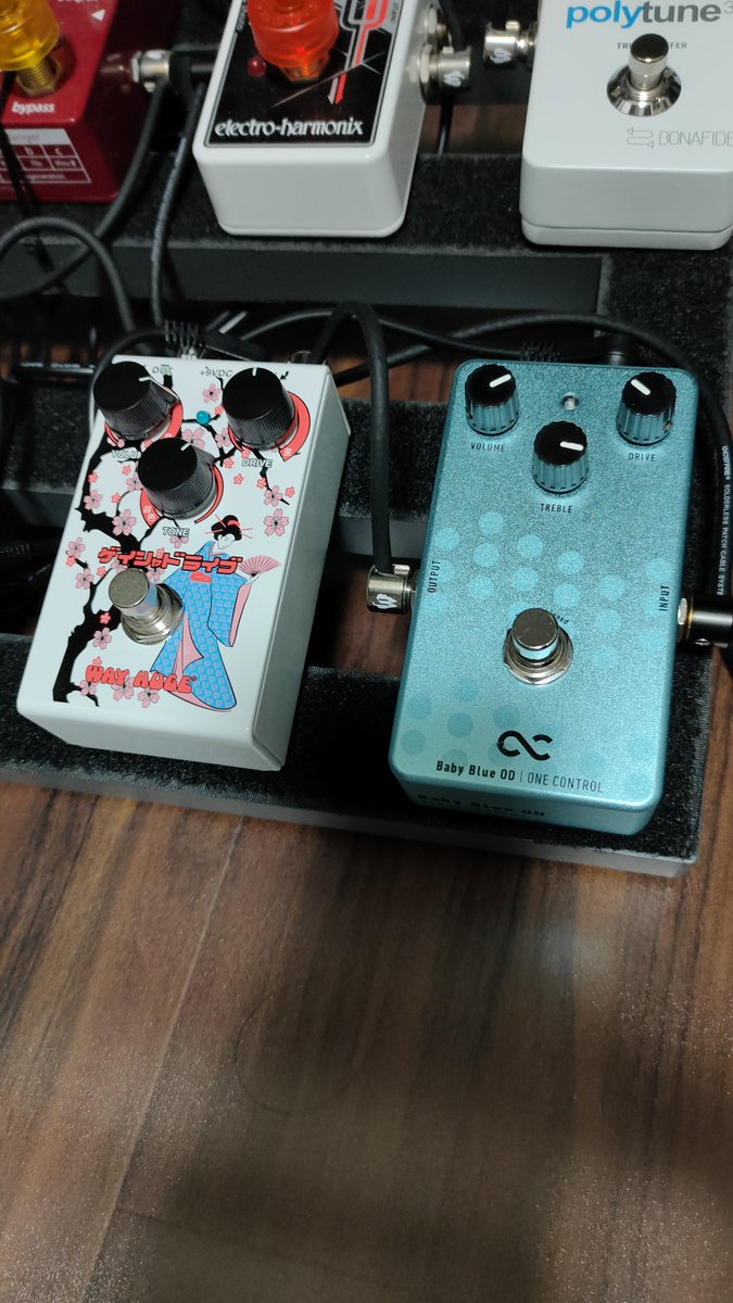 hybridge528's tweet photo. 今更ながらMNG…新発売の WAY HUGE Smalls Geisha Drive と、ONE CONTROL Baby Blue OD の2機種をたまたま同時購入。
前者はMAXON SD9系とのことだがより太く扱いやすい。
後者はファズっぽい低域のルーズさを持ちながら歪み幅も広い。2台並べてるけど、スタックして使うわけではありません https://t.co/yrAjSrjl0H