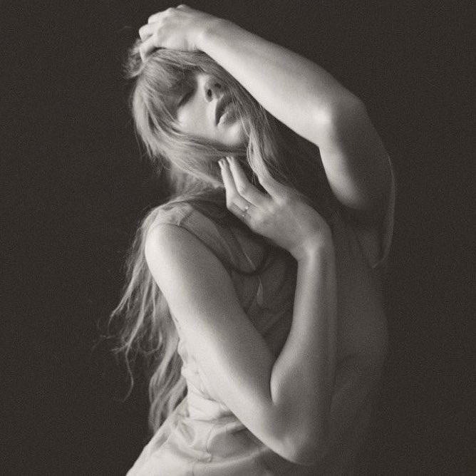 ‘THE TORTURED POETS DEPARTMENT’ by Taylor Swift earned 181.9 MILLION streams in its second day on global Spotify.