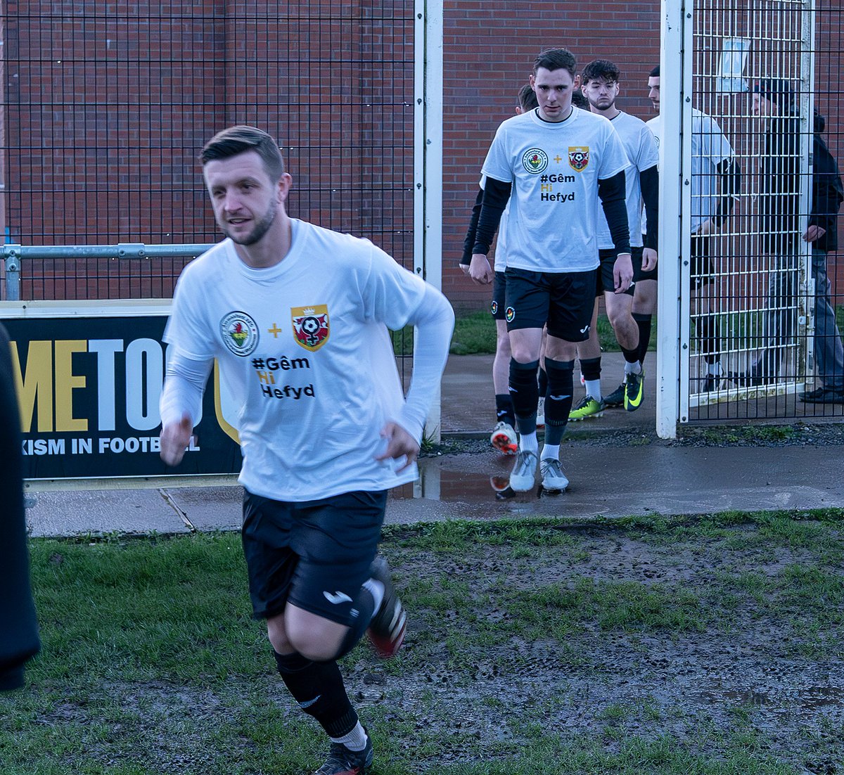 Chwaraeodd Tom ei gêm olaf @AmmanfordAFC ddoe, byddwn yn sicr yn gweld eich eisiau y tymor nesaf! Diolch @Pratty_8 am bopeth ymlaen ac oddi ar y cae ⚫️⚪️ Diolch am gefnogi ein cenhadaeth Gêm Hi Hefyd 💛 Ymddeoliad hapus o bêl-droed ⚽️