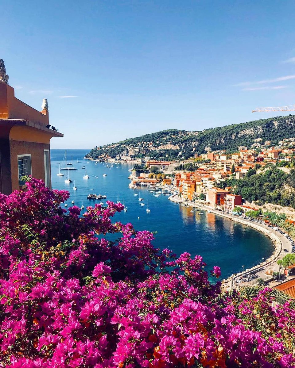 Au printemps, faites le plein d'énergie positive 😀 ! Notre solution : le soleil ☀️, la mer 🌊 et une explosion de couleurs 🌴! 📷 leaa_cln (IG) 📍 @Villefranche06 #CotedAzurFrance @AlpesMaritimes #Departement06 @euro_tour