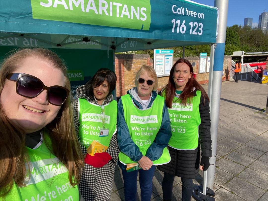 Our volunteers are there to cheer on #LondonMarathon runners! 🏃‍♀️🏃‍♂️

Go #TeamSamaritans 💚