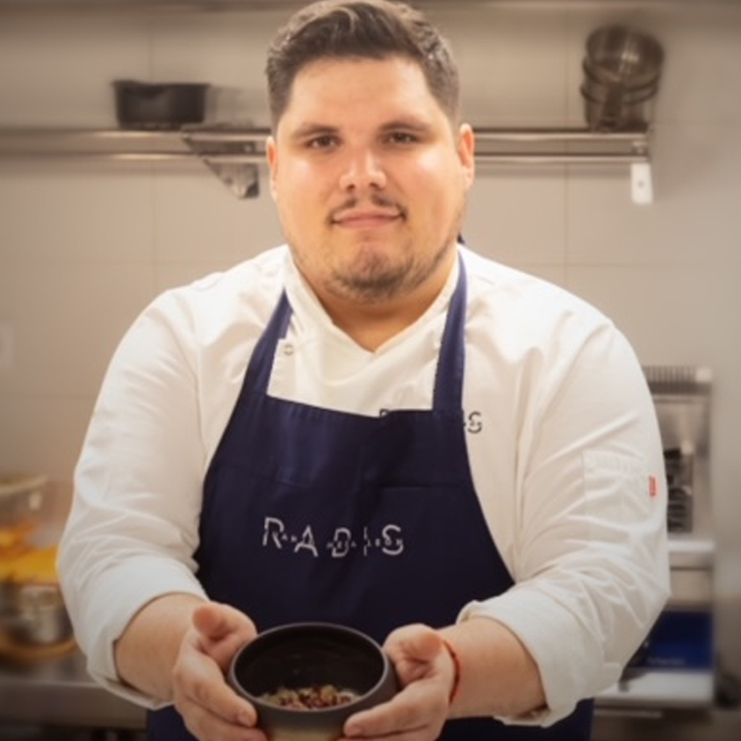 Seguimos presentando los chefs que forman parte del Fenómeno Gastronómico de Jaén. @juanjomesaleon de @restauranteradis también estará con nosotros en el @bculinary 
.
#andaluciacomecultura
Promueve @CulturaAND 
Patrocina @FundUnicaja