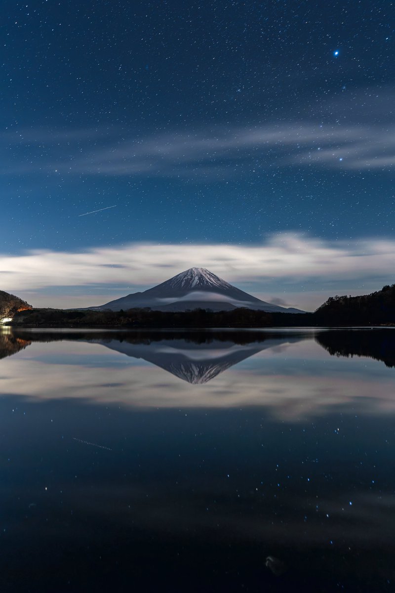 風のない夜に見る ２つの富士山。