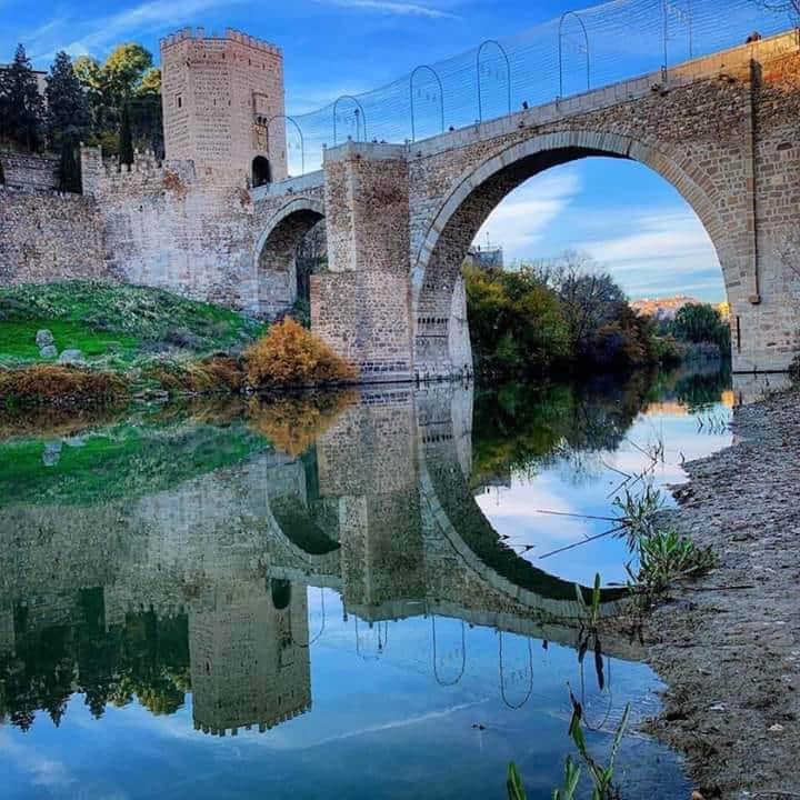 يقع هذا الجسر بطليطلة على نهر التاجي، يدعى بالإسبانية'Alcántara' القنطرة، أمر ببناءه الحاجب المنصور عام 389هج 999م ، ولازال قائما إلى يومنا هذا.