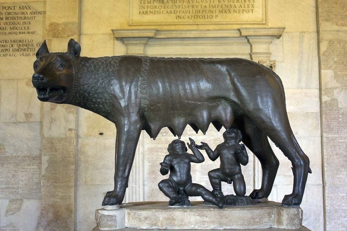цього дня 21-квітня 753 року до н. е. по легенді був заснований Рим.
_
omnes viae Romam ducunt.
_
Етруська бронзова скульптура (орієнтовно V ст. до н. е.), яка зображує вовчицю, що вигодовує молоком немовлят Ромула і Рема. Капітолійський музей, Рим.
#Укртві #Rome #Roma #Україна