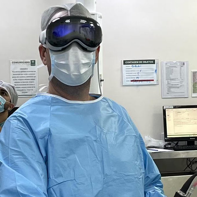 thefaizzainal's tweet photo. Dekat Brazil buat kali pertama doktor berjaya buat pembedahan dengan guna Apple Vision Pro.

Ada kamera yang dimasukkan bahagian lutut untuk proses pembedahan.

Melalui kamera, paparan disambungkan terus ke AVP dengan resolusi yang sangat jelas.

Game changer? https://t.co/PWpNx9jQw2