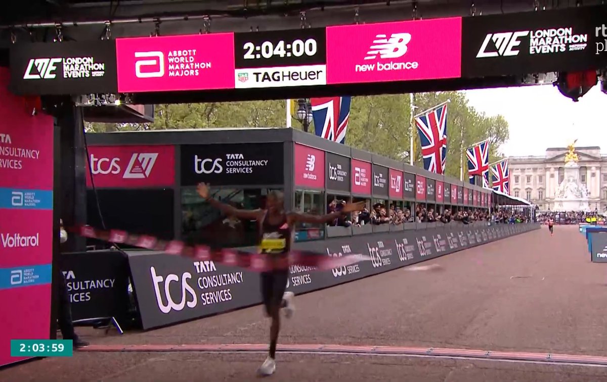 MiguelCalvo_A's tweet photo. Alexander Mutiso Munyao 🇰🇪 ha ganado el maratón de Londres (2h04:00 no oficial) por delante de un interminable Kenenisa Bekele 🇪🇹 (Cairess 🇬🇧 tercero). Puestos a soñar, ¿un último baile de Eliud Kipchoge y Bekele en el maratón olímpico de París 2024? https://t.co/MNICE8iUvs