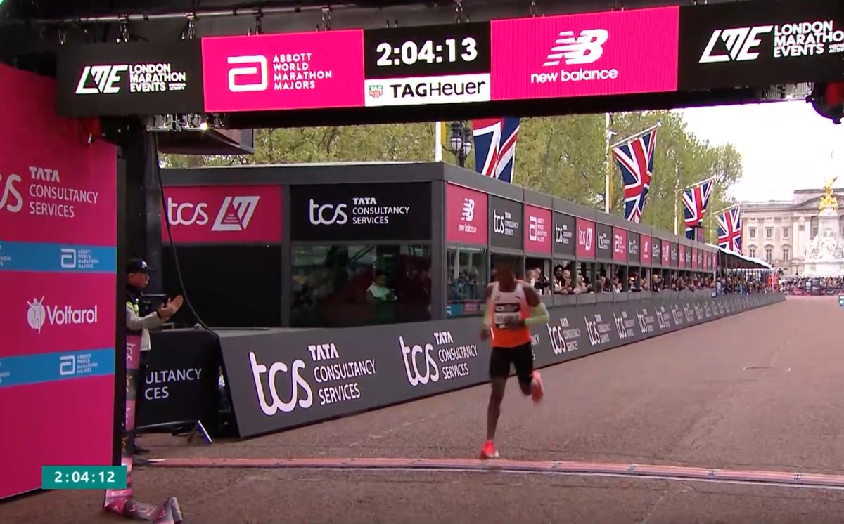 MiguelCalvo_A's tweet photo. Alexander Mutiso Munyao 🇰🇪 ha ganado el maratón de Londres (2h04:00 no oficial) por delante de un interminable Kenenisa Bekele 🇪🇹 (Cairess 🇬🇧 tercero). Puestos a soñar, ¿un último baile de Eliud Kipchoge y Bekele en el maratón olímpico de París 2024? https://t.co/MNICE8iUvs