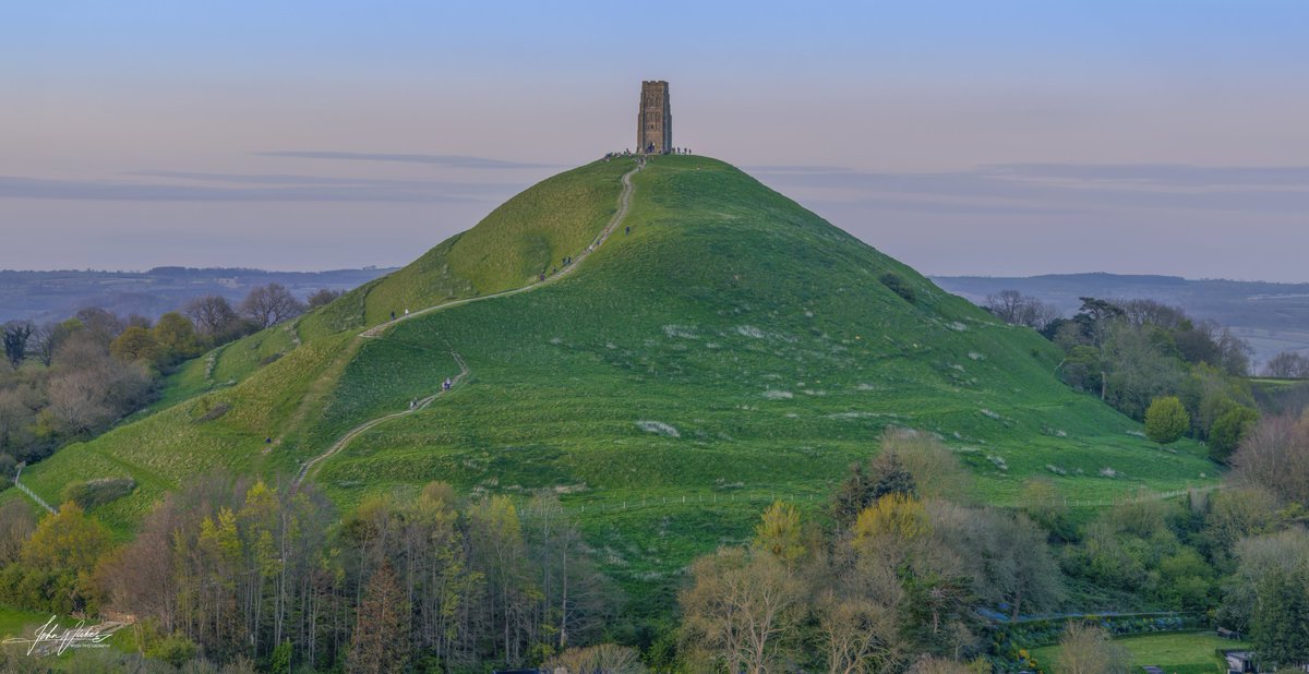 Glastonbury Tor.
Carrying on from yesterday, this one gives you a better idea of the shape of the Tor, on the long side.

@ITVCharlieP @BBCBristol @TravelSomerset #ThePhotoHour #Somerset @VisitSomerset @bbcsomerset #Sunset #Glastonburytor @PanoPhotos @SomersetLife