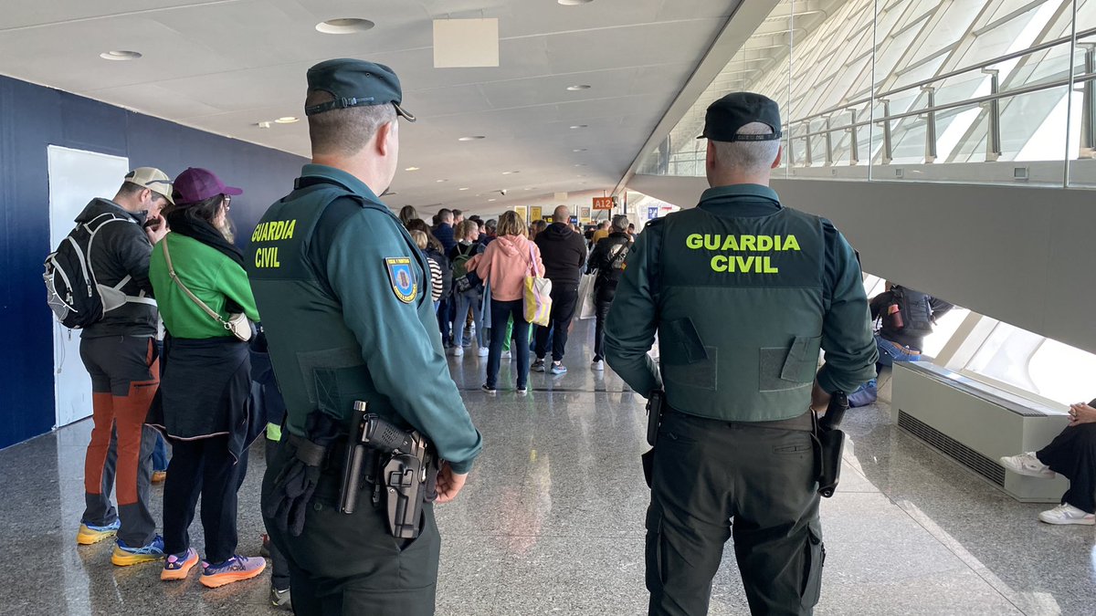 gcivilbizkaia's tweet photo. (1/2)
👮♂️🛬🏗️🗳️ Reforzamos la seguridad y la protección del #aeropuertodebilbao y del @bilbaoport durante la jornada de elecciones al parlamento en el #PaisVasco.
#ParaServirYProteger #062
#FiscalyFronteras
#NucleodeReserva https://t.co/X4swInb9cg