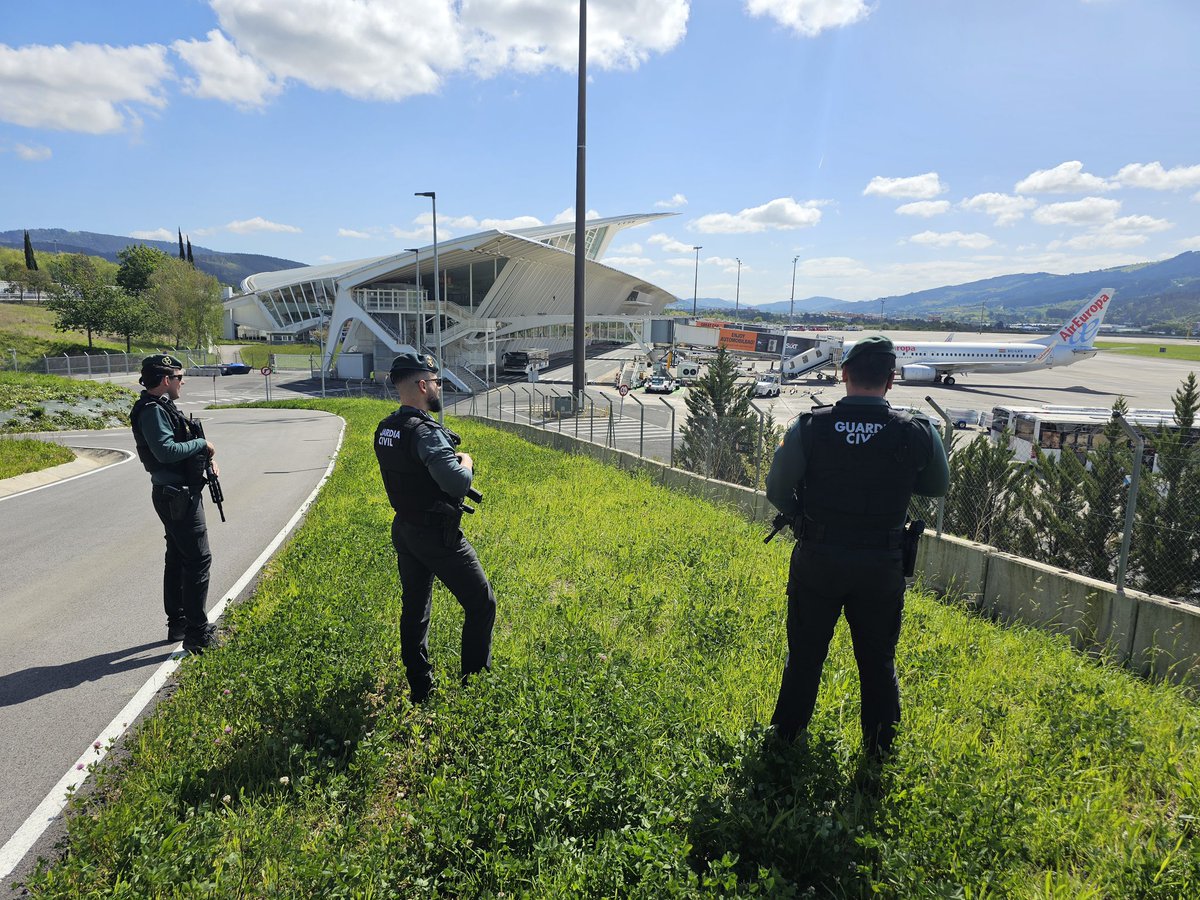 gcivilbizkaia's tweet photo. (1/2)
👮♂️🛬🏗️🗳️ Reforzamos la seguridad y la protección del #aeropuertodebilbao y del @bilbaoport durante la jornada de elecciones al parlamento en el #PaisVasco.
#ParaServirYProteger #062
#FiscalyFronteras
#NucleodeReserva https://t.co/X4swInb9cg
