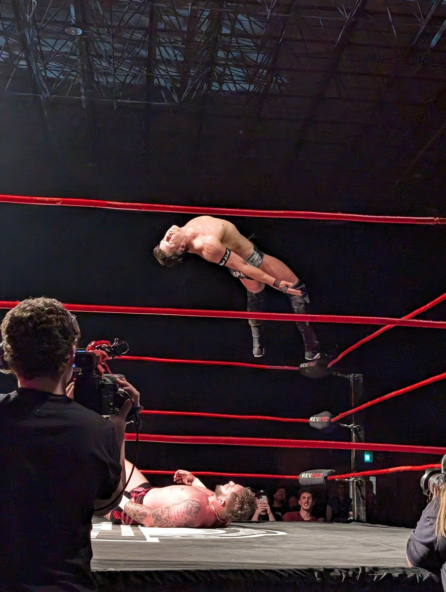 Single loss yesterday within a sea of big wins isn't enough to detail @JJGale_PW momentum . Especially when the match was absolutely top tier. Looking forward to seeing what he does next Photo looks like he's casually looking at the camera if you zoom in, whilst mid flight 😎