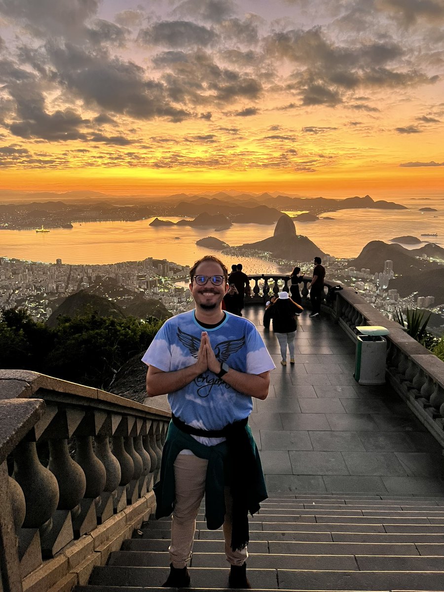 lucasrainerii's tweet photo. Podem passar os anos. Podem passar as pessoas, mas o amor de Deus não passa, não acaba, ele se transforma, se renova. O fogo não acabou! Voltamos mundão 🤍 #Kerigma11anos https://t.co/HrR3mL5I3K