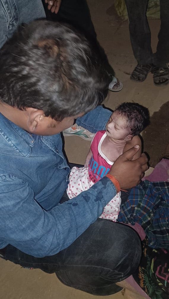 MamtaTripathi80's tweet photo. एक बार एक बड़े अफसर के यहाँ हम बैठे
थे, तभी उनका एक मातहत पत्नी की डिलीवरी के लिए छुट्टी का आवेदन लेकर आया।

साहब बोले कि “उसमें तुम्हारा क्या काम?? हमारे भी दो बच्चे हो चुके है, हमने तो छुट्टी नहीं ली। तुमलोग भी बस छुट्टी लेने का बहाना खोजते हो” 

मैनपुरी का विकास निर्मल #जालौन में @Uppolice में सिपाही  है।कोतवाल साहब ने छुट्टी नहीं दी। बेचारे का परिवार जब उजड़ गया, पत्नी और बच्चे की मौत हो गई, तब कप्तान साहब ने विकास को 30 दिन की छुट्टी दी है। 

ये हाल है…सिस्टम भावशून्य हो चुका है, संवेदनाएँ मर चुकी है…DG, ADG, IG किसी को भी टैग करने का कोई फ़ायदा नहीं क्योंकि हमाम में सब ….