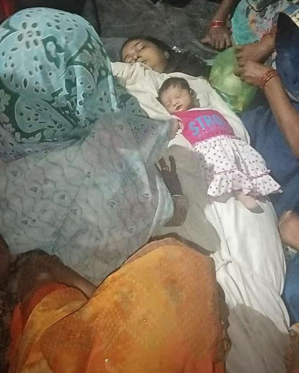 MamtaTripathi80's tweet photo. एक बार एक बड़े अफसर के यहाँ हम बैठे
थे, तभी उनका एक मातहत पत्नी की डिलीवरी के लिए छुट्टी का आवेदन लेकर आया।

साहब बोले कि “उसमें तुम्हारा क्या काम?? हमारे भी दो बच्चे हो चुके है, हमने तो छुट्टी नहीं ली। तुमलोग भी बस छुट्टी लेने का बहाना खोजते हो” 

मैनपुरी का विकास निर्मल #जालौन में @Uppolice में सिपाही  है।कोतवाल साहब ने छुट्टी नहीं दी। बेचारे का परिवार जब उजड़ गया, पत्नी और बच्चे की मौत हो गई, तब कप्तान साहब ने विकास को 30 दिन की छुट्टी दी है। 

ये हाल है…सिस्टम भावशून्य हो चुका है, संवेदनाएँ मर चुकी है…DG, ADG, IG किसी को भी टैग करने का कोई फ़ायदा नहीं क्योंकि हमाम में सब ….