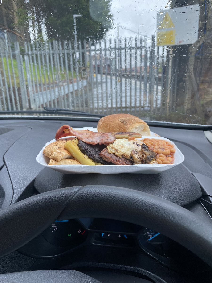 Well would be rude not to since I’m out and about ! A lovely 12 item breakfast with tea and a roll for £4.99 at Gareth’s, Ladysmith St Craigneuk Wishaw.