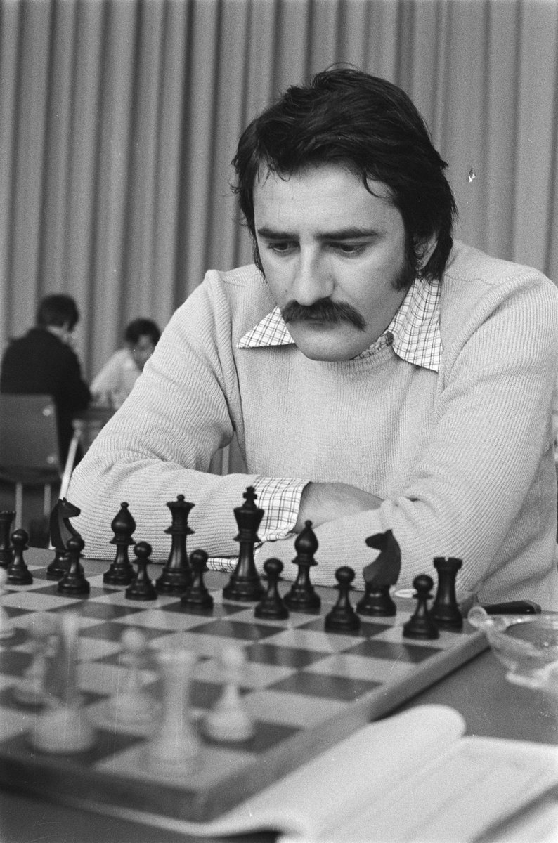 Yugoslav GM Krunoslav Hulak (1951-2016), pictured at the 1977 IBM tournament in Amsterdam. Hulak was runner up in this event, behind Miles, but ahead of Kavalek, Torre, Sosonko, Panno, Timman & others. (📷: K. Suyk / ANEFO, via nationaalarchief.nl.) #chess