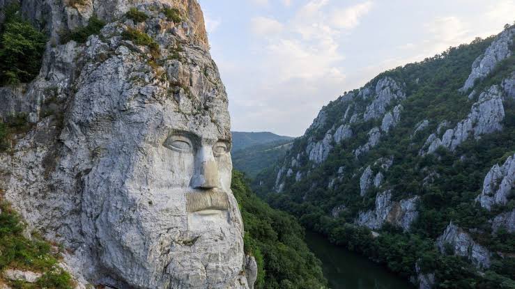 El rostro de #Decebalo rey de #dacia quien mandó construir su rostro en una montaña al pie del río #danubio para burlarse de los Romanos. Poco después, las legiones de Marco Ulpio #Trajano lo derrotaron en su propia tierra conquistando a la #dacia y al reino #sarmata …