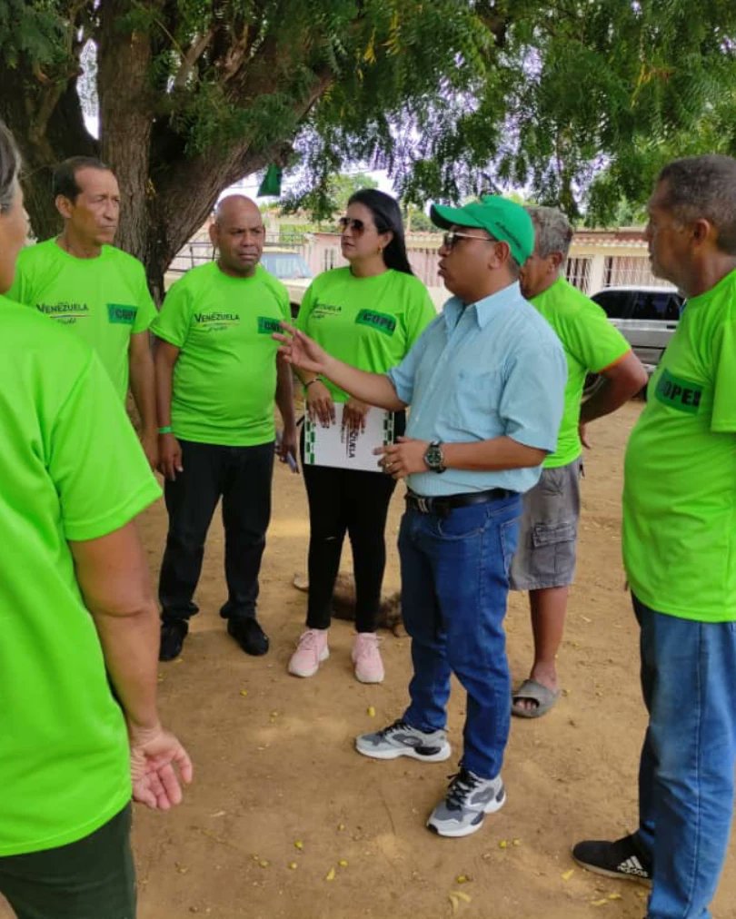 Zulia_Copei's tweet photo. Iniciamos la ruta electoral en la parroquia Libertad, Municipio Lagunillas, llevando un mensaje de esperanza de la Agenda Venezuela Cambia, de la mano de nuestro candidato @JCAlvaradoVzla 🇻🇪👕Gran Reencuentro de la Familia Copeyana #COPEI #Zulia https://t.co/d0hVmrHn5w