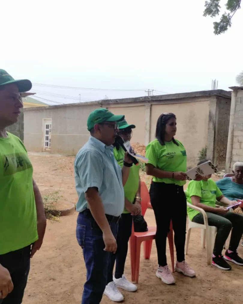 Zulia_Copei's tweet photo. Iniciamos la ruta electoral en la parroquia Libertad, Municipio Lagunillas, llevando un mensaje de esperanza de la Agenda Venezuela Cambia, de la mano de nuestro candidato @JCAlvaradoVzla 🇻🇪👕Gran Reencuentro de la Familia Copeyana #COPEI #Zulia https://t.co/d0hVmrHn5w