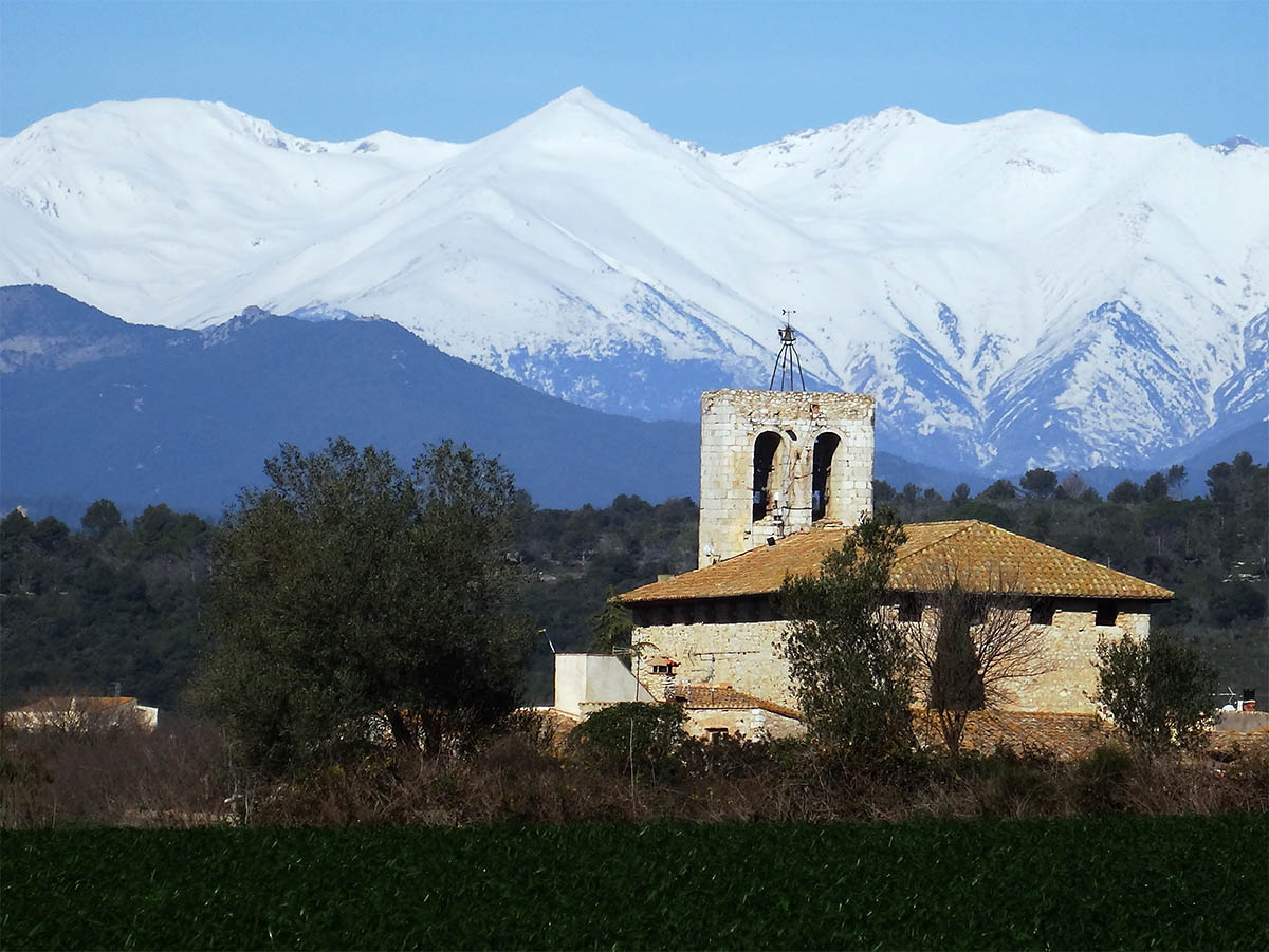 Avinyonet de Puigventós (Alt Empordà) Documentat des dl segle XIV, es començà a utilitzar el diminutiu probablement x l'envergadura q anava adquirint la ciutat occitana homònima, q era seu papal. La fortalesa va ser en mans dls hospitalers des del segle XIII fins al 1804