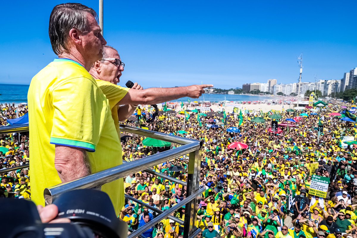 PastorMalafaia's tweet photo. Eu e @jairbolsonaro na manifestação pacífica em favor do Estado democrático de direito e contra a minuta de golpe 🇧🇷 https://t.co/oswTM0xHA4