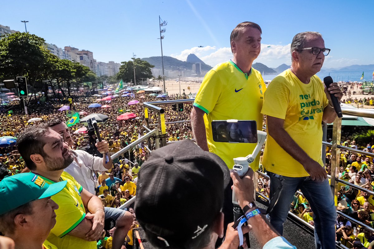 PastorMalafaia's tweet photo. Eu e @jairbolsonaro na manifestação pacífica em favor do Estado democrático de direito e contra a minuta de golpe 🇧🇷 https://t.co/oswTM0xHA4