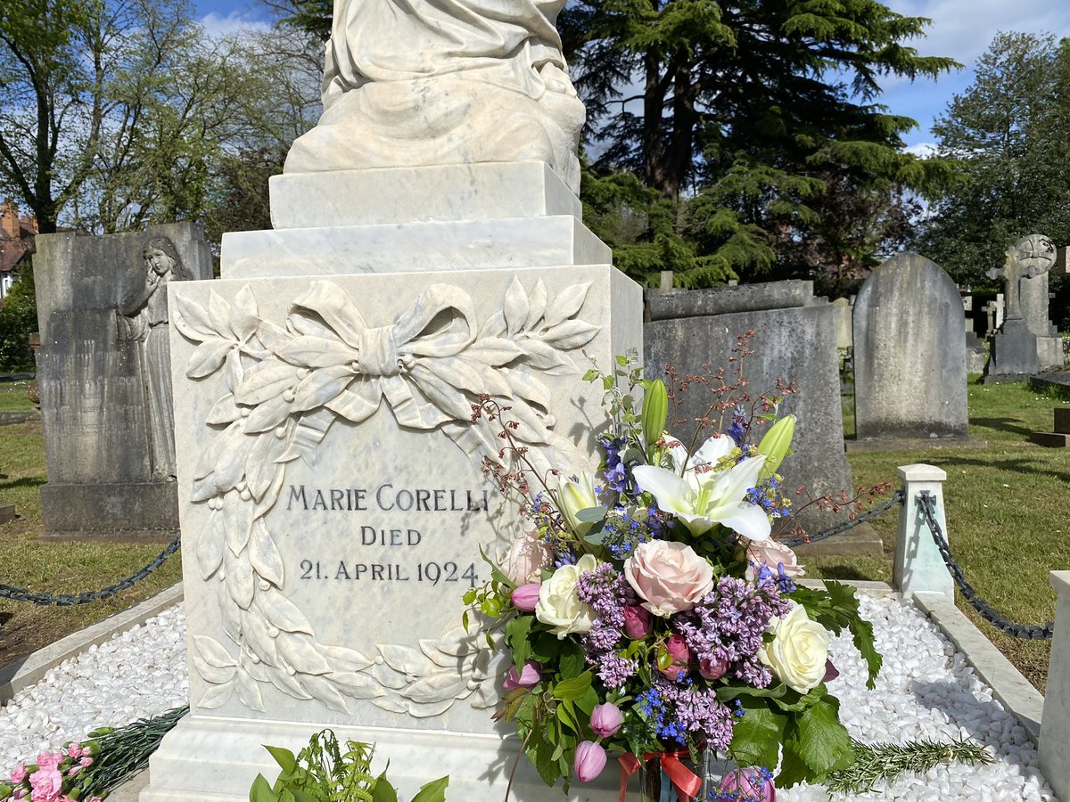 A Stratford-upon-Avon gathering around the grave of the novelist Marie Corelli, who died 100 years ago today. The Mayor led our tributes. She was hugely famous... @ShakespeareBT @ShakesInstitute @StratfordTC1