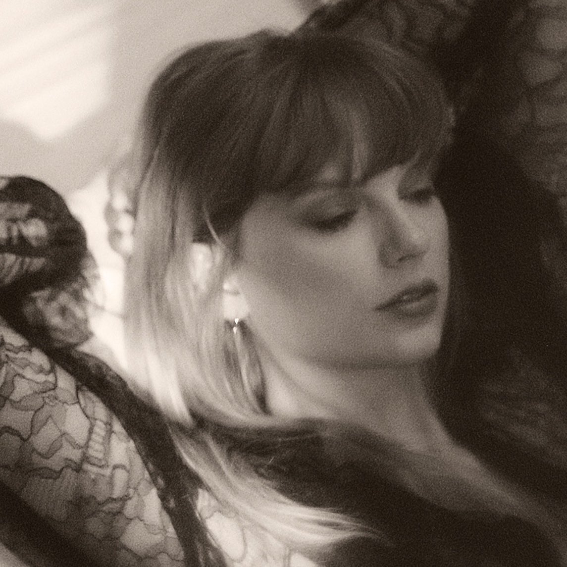 noahnailo's tweet photo. vocês PRECISAM se decidir: ou a Taylor Swift é “básica” e serve “genéricos” ou ela é “chata” por lançar álbuns grandes demais. 

depois do lançamento do TTPD, o que mais vejo são críticas de que ela não acrescenta em NADA na cultura da indústria musical, mas ao mesmo tempo SE APAVORAM com qualquer feito que ela conquista. 

eu entendo o medo de muitos: a Taylor Swift possui feitos TÃO notórios e inalcançáveis que realmente assusta aqueles que não gostam dela. 

e, apesar de constantemente chamarem a mesma de “básica”, vocês se esquecem que ela fez um álbum de 31 MÚSICAS totalmente complexas com referências não somente da vida dela (o que instiga os seus fãs e aproxima sua relação com a fã base), mas com conexões históricas e críticas que abordam PRINCIPALMENTE a saúde mental. 

é um álbum longo e maçante justamente por precisar desvendar enigmas contidos justamente no que o título dele carrega: POESIA. então COMO ela “é a mais básica possível”? 

durante a pandemia, Taylor foi contra a vertente oitentista e EDM e fez o folklore: um projeto que aborda uma narrativa de 3 diferentes personagens. ela conta lendas e histórias em pontos de vista diferentes e isso foi uma BAITA inovação pra ela. 

desde quando a Taylor começou a produzir letras mais e mais complexas, isso só aprimorou sua ‘artisticidade’ como compositora, criou um ótimo olhar entre a crítica especializada e, como eu disse, aproximou ela ainda mais dos seus fãs, que são seus MAIORES apoiadores. 

pensem duas vezes antes de aponta-la como “básica”. talvez você esteja simplesmente em choque por, com um álbum TÃO COMPLEXO, ela fazer 313 milhões de streams no primeiro dia e 181 milhões no segundo.
