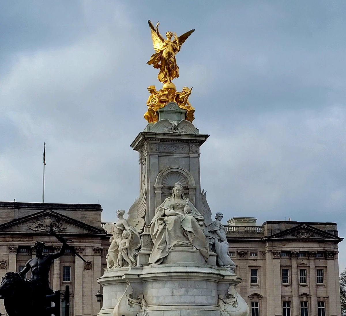 Wednesday, 24th April Today's Daily Picture Theme is 'Immortalised' RT or reply with your own photo Tomorrow's theme will be 'Job' #DailyPictureTheme Queen Victoria, #immortalised outside Buckingham Palace